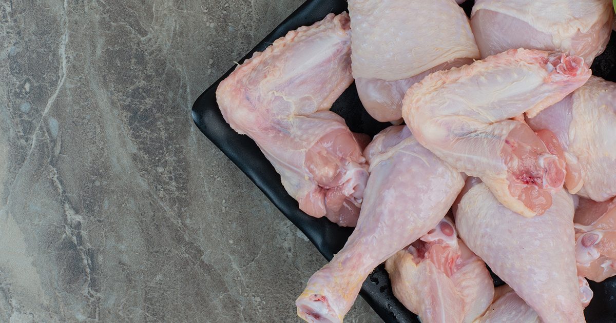 4 طرق سهلة لتذويب الدجاج دون استخدام الميكروويف
