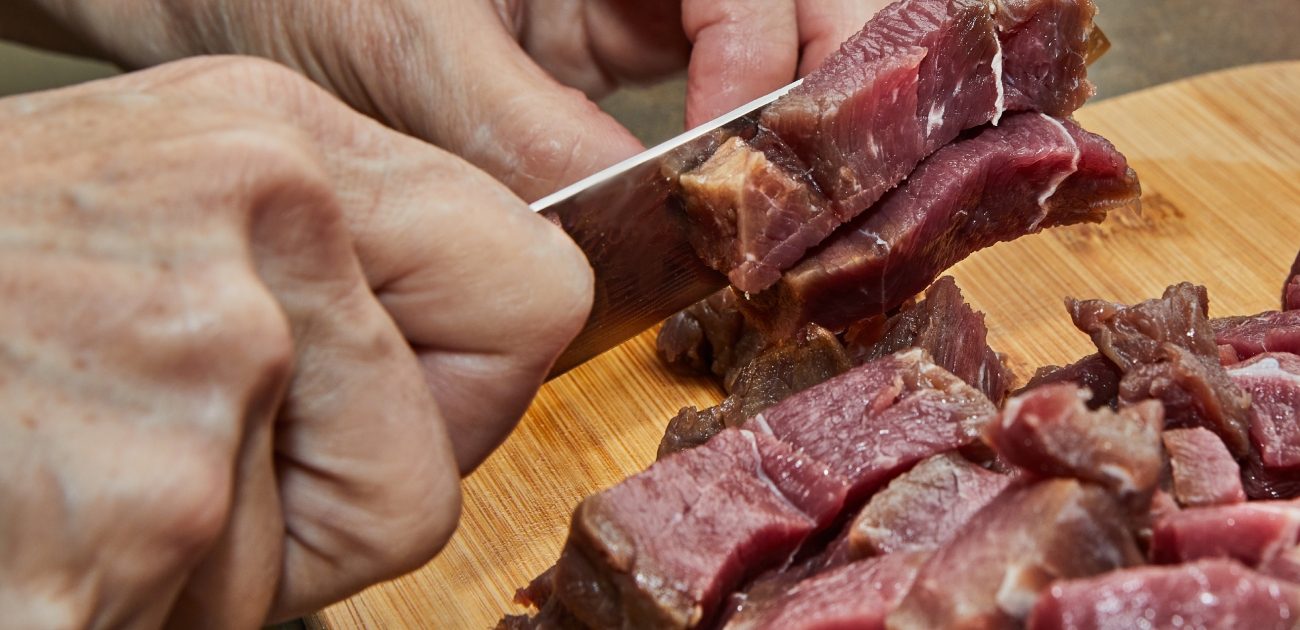 شيف يقطّع اللحم بالسكين