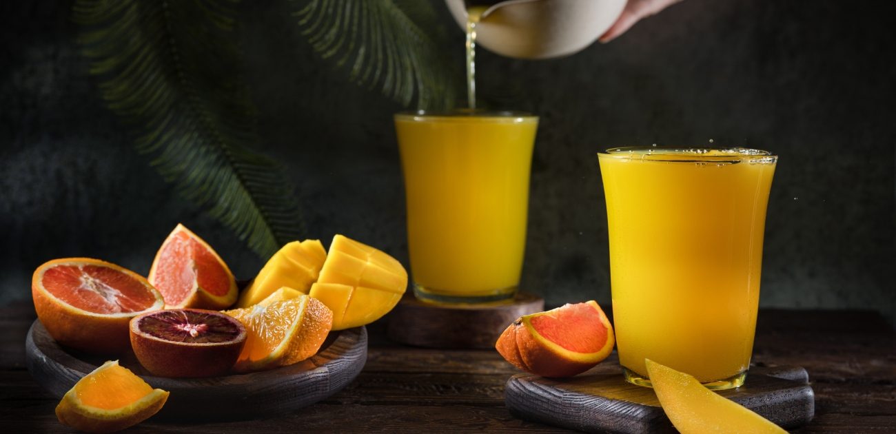 عصير البرتقال والمانجو