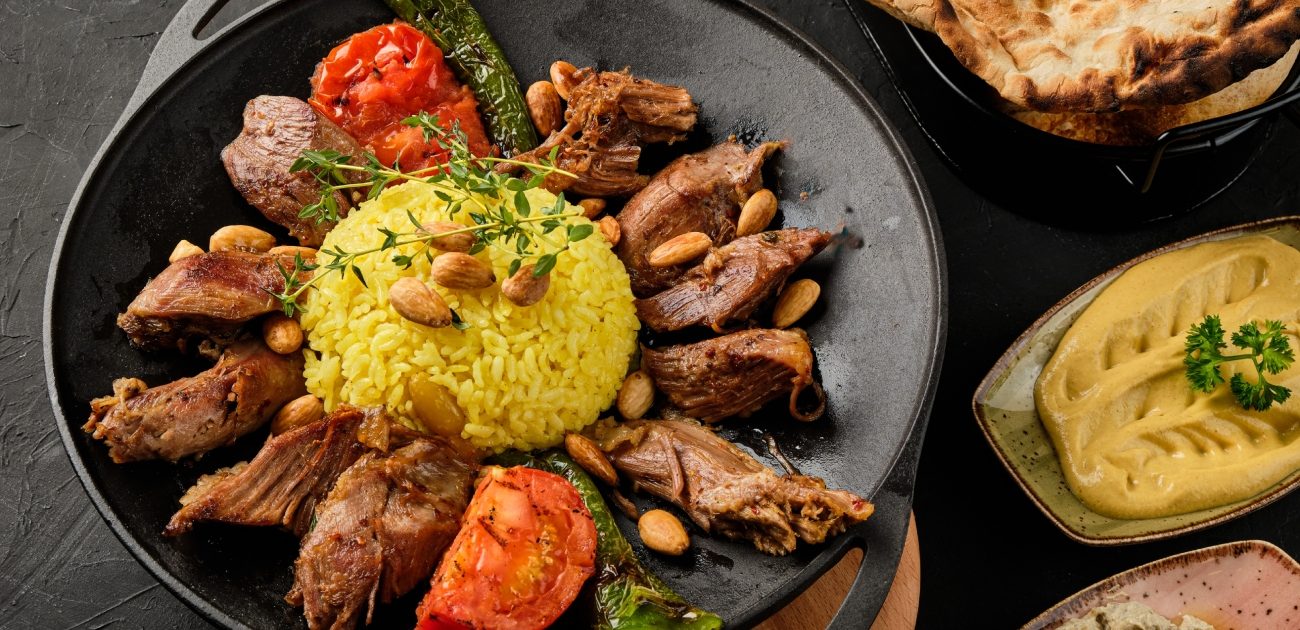 طبق من الأرز مع اللحم والخضار 
 المشوية