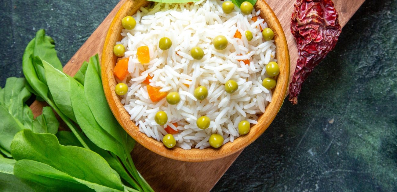 طبق يحتوي أرز مع خضار