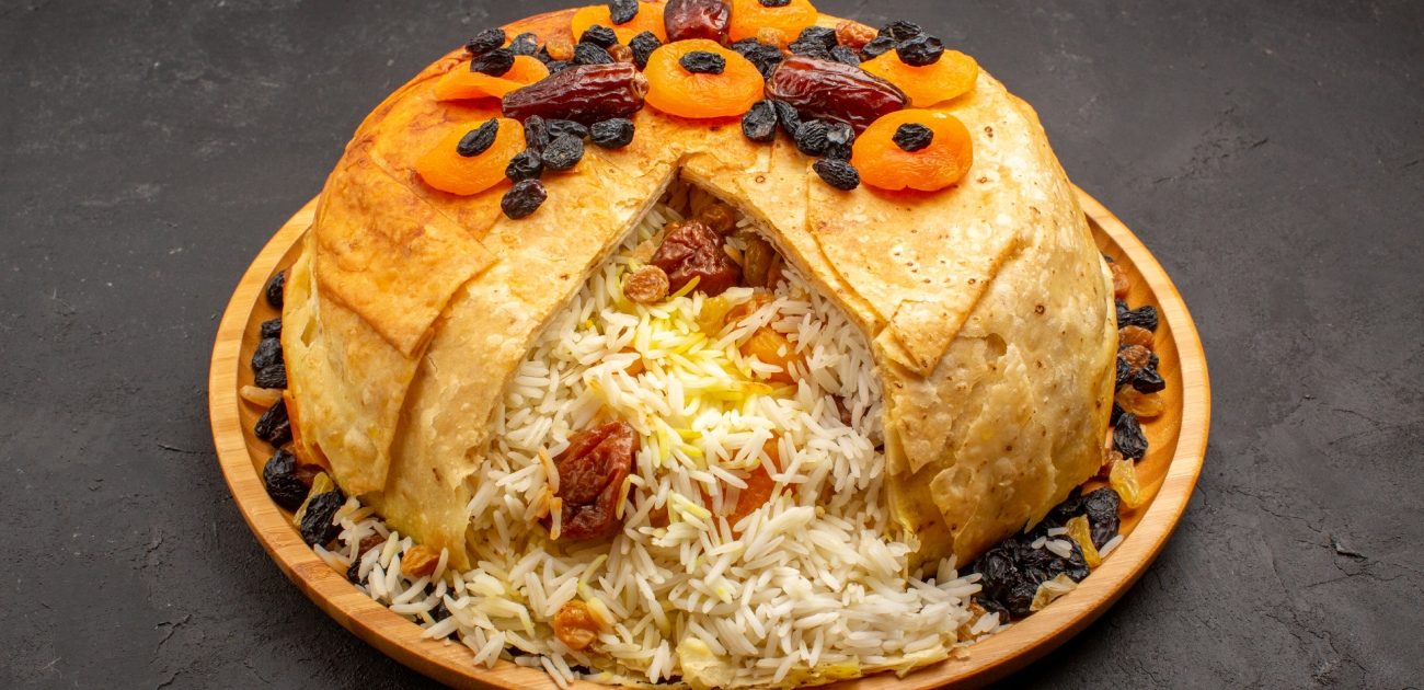 طبق من الأرز مع الفواكه المجففة