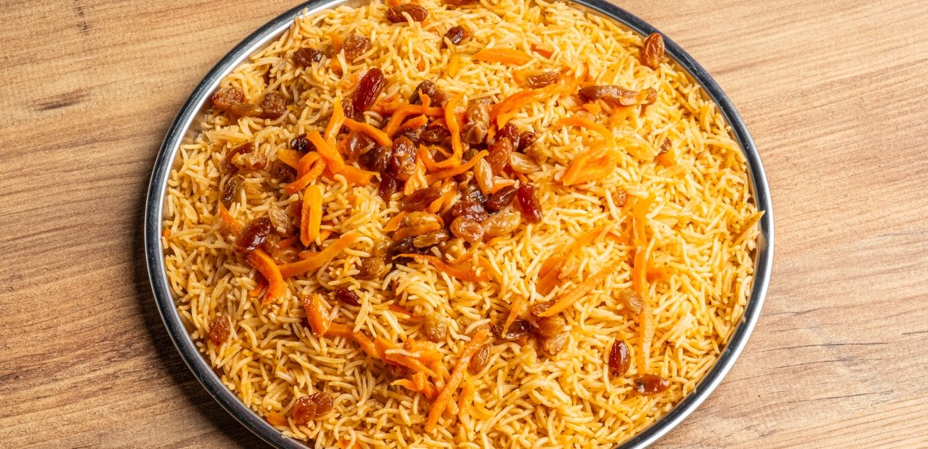 طبق يحتوي الأرز والخضروات والمكسرات