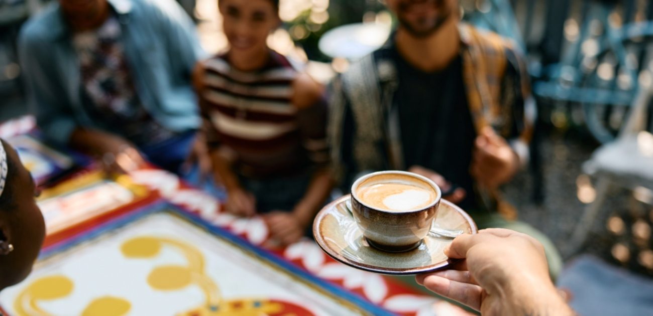 الطريقة الصحيحة لشرب القهوة وفقًا لأبحاث علمية!